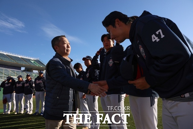 박정원 두산 회장은 해마다 두산 베어스 해외 전지훈련지를 방문해 선수단을 격려한다. /두산