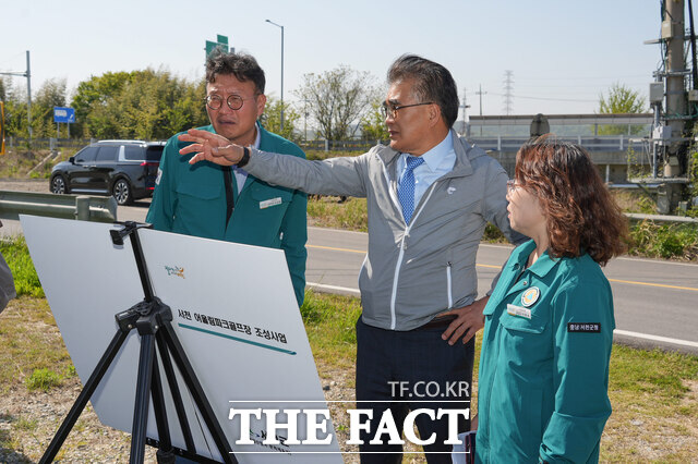 김기웅 서천군수(가운데)가 지난달 30일 정책현답의 일환으로 지역 내 스포츠 시설물을 점검하고 있다. /서천군