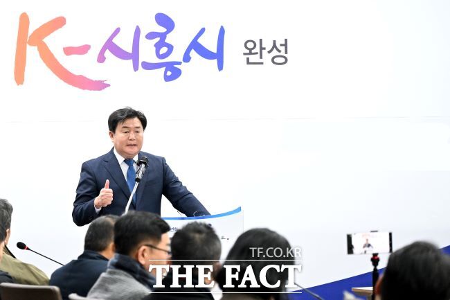 임병택 시장이 시흥 발전에 대해 기자들에게 설명하고 있다./시흥시
