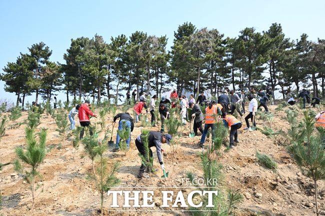 시민, 기업, 단체가 정왕동 일원에서 2025 행복의 숲 나무 심기 행사를 하고 있다. /시흥시