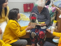  신안군 암태면 여성단체, 취약계층 어르신께 孝꾸러미 전달