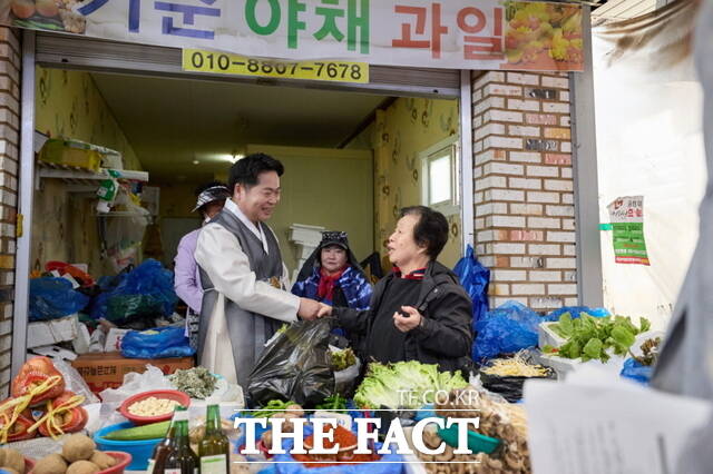 오세현 아산시장이 지난달 24일 온양온천전통시장을 방문 주민들을 만나는 모습./아산시