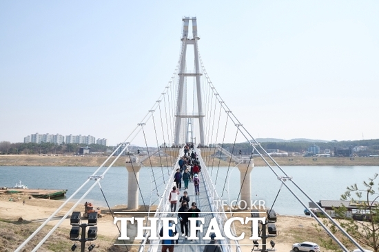 경기도의 지역균형발전사업을 통해 지난 1일 정식 개통한 ‘여주 남한강 출렁다리’를 관광객들이 건너가고 있다./경기도