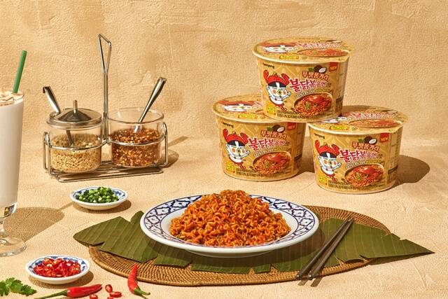 푸팟퐁커리 불닭볶음면은 불닭볶음면 특유의 감칠맛에 부드럽고 고소한 코코넛 밀크와 게살향의 풍미가 어우러진 이국적인 스타일의 라면이다. /삼양식품