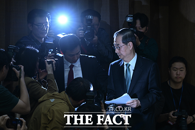 이재명 더불어민주당 대선 후보의 사법리스크 재점화로 국민의힘 내부에서는 결과를 뒤집을만한 기회가 왔다는 기대감이 감지되지만 마냥 호재라고만 볼 수 없다는 분석이 나온다. 한덕수 전 대통령 권한대행 겸 국무총리가 2일 오전 여의도 국회에서 제21대 대통령 선거 출마 선언을 마치고 기자회견장을 나서고 있다. /국회=박헌우 기자