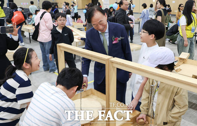 DCC 제2전시장에서 열린 제9회 대한민국 어린이 놀이 한마당에 참석한 학생들이 체험을 하고 있다. /대전시교육청