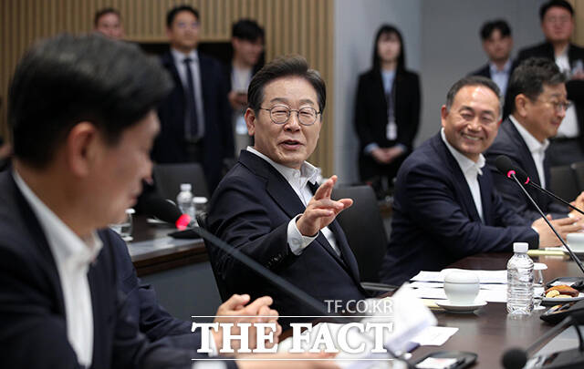 이재명 더불어민주당 대선 후보가 4월 28일 경기 이천시 SK하이닉스에서 열린 ‘K-반도체’ AI메모리반도체 기업 간담회에서 발언하고 있다. /국회사진취재단