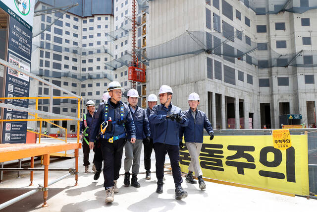 지난달 23일 부천 송내역 푸르지오센트비엔현장에서 안전점검을 진행 중인 김보현 대우건설 사장(맨 앞줄 오른쪽). /대우건설