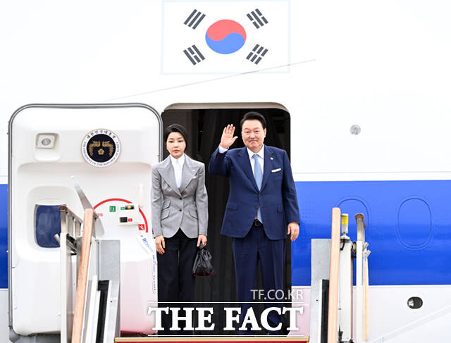 체코 순방길에 오르는 윤석열 대통령(오른쪽)과 김건희 여사가 2024년 9월 19일 오전 경기 성남시 서울공항에 도착해 공군 1호기에 올라 인사하고 있다. /이새롬 기자