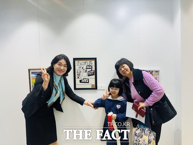2일 양수조 동부교육청교육장(왼쪽)이 청사 봄빛 갤러리에서 개막한 어린이 미술 특별 전시에 작품을 출품한 한 학생 가족과 함께 기념촬영을 하고 있다. /대전시교육청