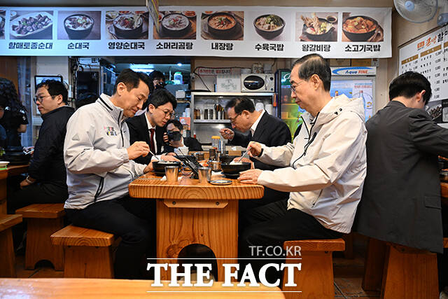 한덕수 전 대통령 권한대행 겸 국무총리(오른쪽)와 오세훈 서울시장이 2일 오후 서울 종로구의 식당에서 오찬 간담회를 갖고 있다. /박헌우 기자