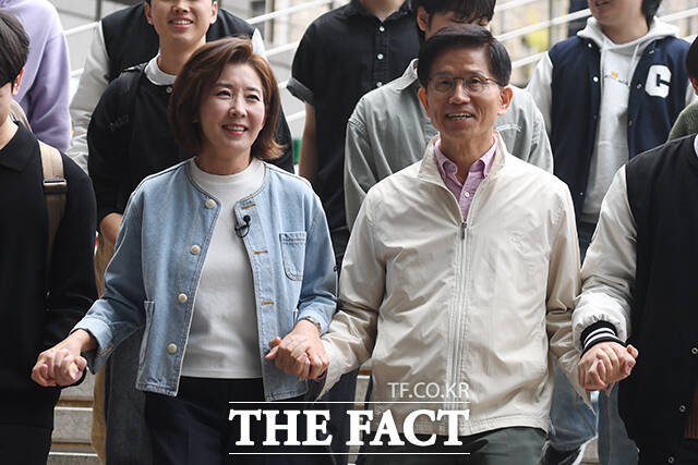 나경원(왼쪽) 국민의힘 의원이 지난달 30일 김문수 대선 경선 후보에 대해 지지를 선언했다. 사진은 지난 나 의원과 김 후보가 지난달 12일 서울 동작구에 있는 중앙대학교를 방문해 학생들과 함께한 모습. /장윤석 기자