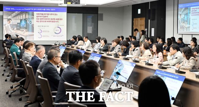 시흥시는 정례 간부회의에서 인공지능 기술 특강을 진행했다./시흥시