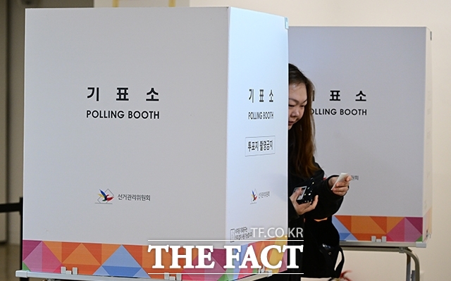 학생 유권자의 표심 영향력은 커졌지만 정작 교실에서 투표 잘 하는 법을 배우기 어렵다. 사진은 기사 내용과 관련 없음./임영무 기자