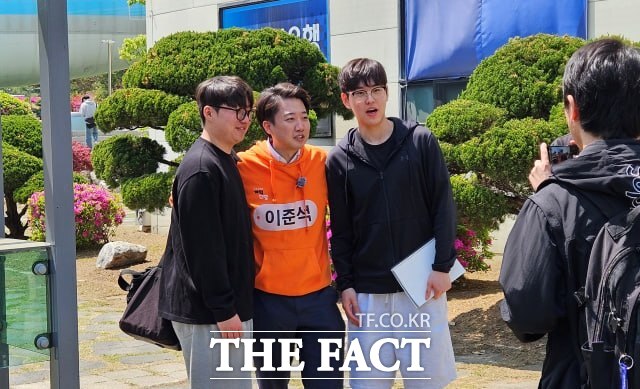 이준석 개혁신당 대선 후보가 지난달 29일 한국항공대학교 학생들과 사진을 찍는 모습. /서다빈 기자