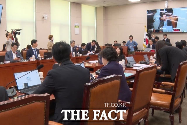 2일 서울 여의도 국회 법제사법위원회에서 긴급현안질의가 열린 가운데 주진우 국민의힘 의원과 정청래 법사위원장 사이 언쟁이 벌어지고 있다. /이상빈 기자