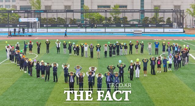 인하 스포츠파크 개장식 참석자들이 새롭게 선보인 경기장에서 ‘하트’ 모형을 만들어 축하하고 있다./인하대학교