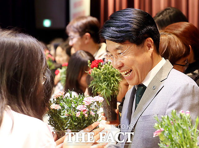 서강석 송파구청장이 2일 오후 청사 대강당에서 열린 송파꿈나무’ 어린이 명예기자단 우수활동자 표창장 및 신규 기자 위촉장 수여식에서 기자단 어린이들에게 어버이날을 맞아 참석한 학부모들과 함께 카네이션을 받고 있다. /송파구청