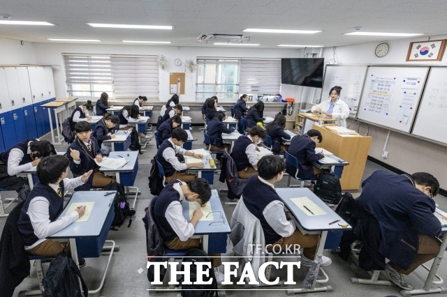 교사들은 교육기본법과 공직선거법의 교사의 정치적 중립 의무가 학교 현장에서 정치·사회 현안은 언급하지도 말라는 식의 검열로 작동하고 있다고 주장한다. 사진은 서울의 한 고등학교의 모습/더팩트 DB
