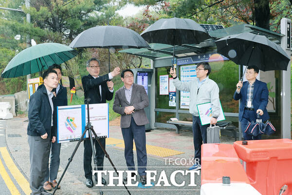 유득원 대전시 행정부시장이 지난 1일 트램 공사 현장을 방문해 교통 대책을 논의했다./대전시