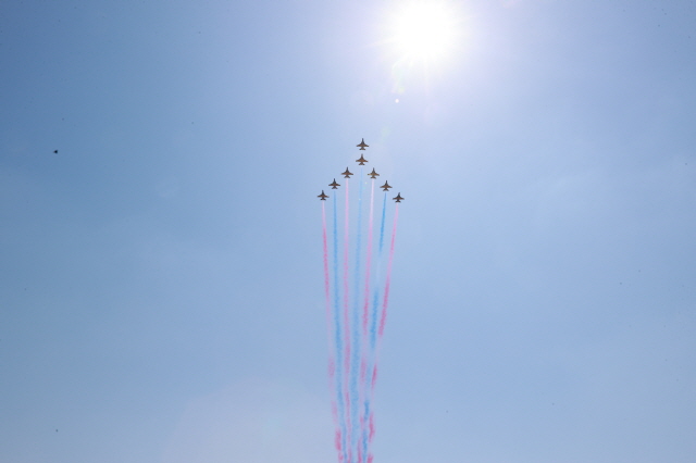 공군 특수비행팀 블랙이글스가 개막축하 에어쇼를 펼치고 있다. /보성군