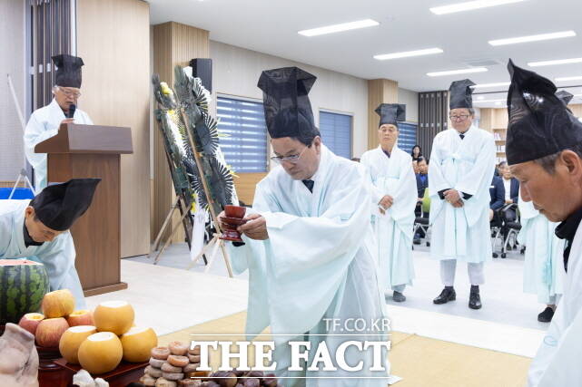 김돈곤 청양군수가 1일 정산 3·1만세 운동 106주년 권흥규 의사 추모 제향에서 초헌관을 하고 있다. /청양군