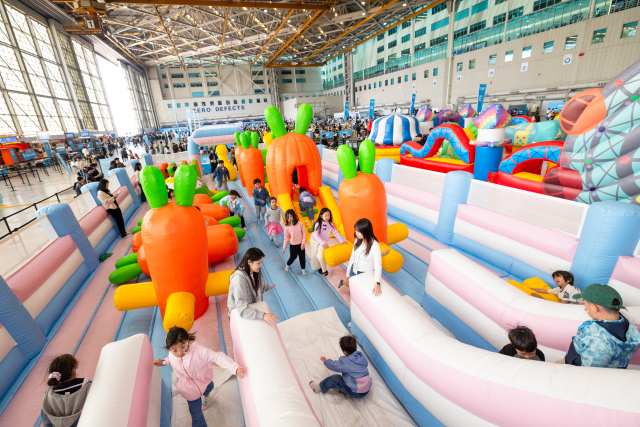 대한항공은 2일부터 5일까지 서울 강서구 본사 격납고와 6일 부산 테크센터 격납고를 개방해 임직원·가족 2만명을 초청하는 2025 패밀리데이 행사를 개최한다. /대한항공