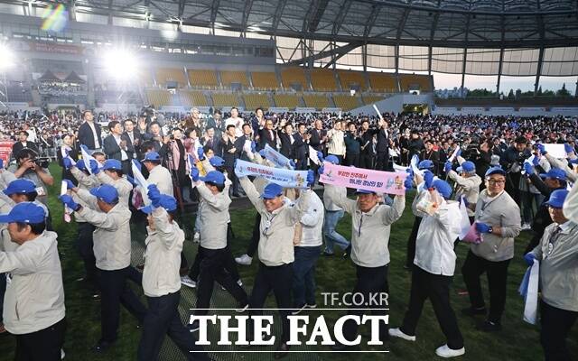 제64회 경남도민체육대회가 2일 오후 7시 진주종합경기장에서 개회식을 열고 4일간의 대장정에 돌입했다. /경남도