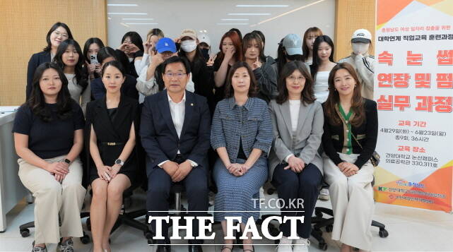 충남 논산여성인력개발센터가 지난달 29일 속눈썹 연장 및 펌 실무과정 직업교육훈련 개강식을 가진 가운데 참석자들이 기념 촬영을 하고 있다. /논산여성인력개발센터