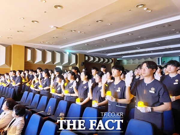우송정보대학 간호학과가 2일 우송도서관 강당에서 간호학과 3학년 71명이 제13회 나이팅게일 선서식을 개최했다./우송정보대학
