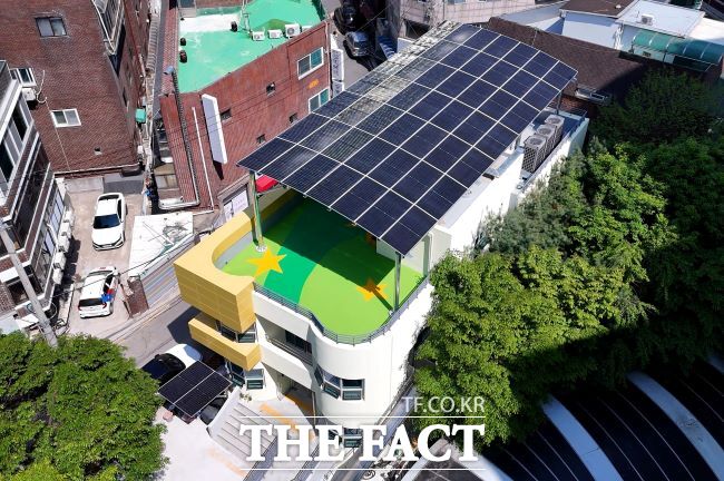 지붕에 태양광발전기를 설치한 소하어린이집 /광명시