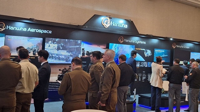 지난달 28일(현지시각) 칠레 산티아고에서 코트라와 주칠레 대한민국 대사관 주관으로 개최된 Korea Defense Day 2025에 행사에 마련된 한화 방산 3사 부스에 관계자들이 방문하고 있다 /한화에어로스페이스