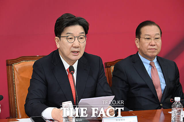 국민의힘 대통령 선거 최종 후보 선정을 위한 경선 일정이 막바지에 접어들었다. 당 지도부는 본선에 앞서 경선 과정에서 흩어졌던 보수층의 지지를 모으는 단결 전략에 나설 것으로 보인다. 사진은 권성동 국민의힘 원내대표(왼쪽), 권영세 국민의힘 비상대책위원장. /박헌우 기자
