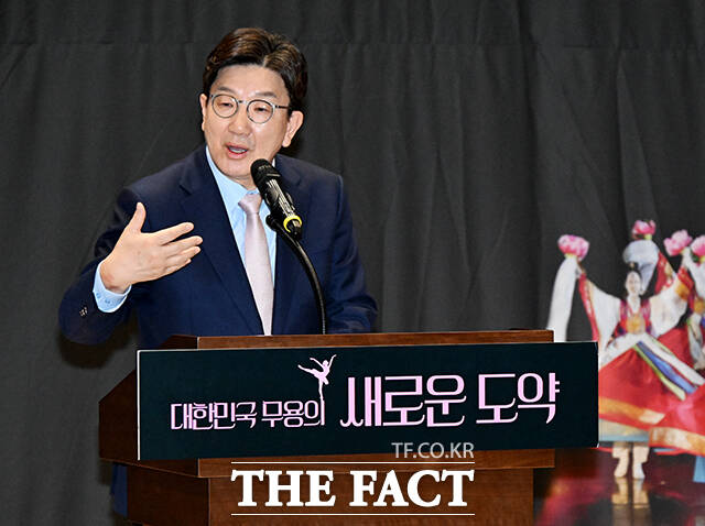 국민의힘은 대학등록금 부담 완화를 위해 국가장학금 단가를 인상하는 내용의 안을 정부 추가경정예산안에 포함했다고 밝혔다. 사진은 권성동 국민의힘 원내대표. /배정한 기자