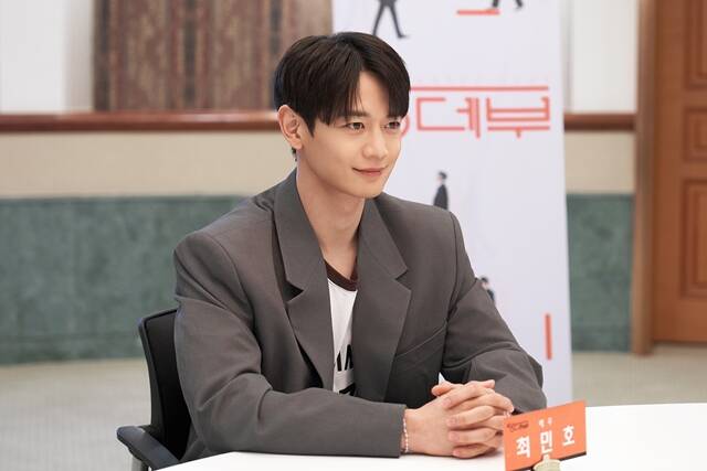 최민호는 무궁무진하게 열려있는 연극의 세계를 경험하니까 앞으로 하고 싶은 게 많아졌다고 의지를 내비쳤다. /SM엔터테인먼트