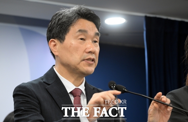 한덕수 전 대통령 권한대행 국무총리와 최상목 전 경제부총리 겸 기획재정부 장관이 사임하면서 이주호 사회부총리 겸 교육부 장관이 2일 부터 권한대행을 맡았다. 사진은 지난달 17일 서울 종로구 정부서울청사에서 2026학년도 의대 모집 인원 조정안을 발표하는 이주호 권한대행. /임영무 기자