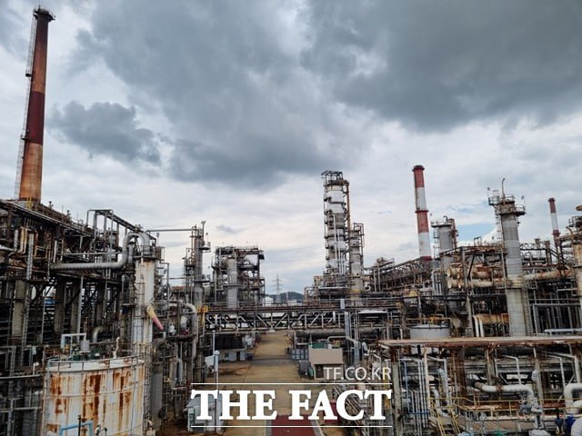 국제유가가 4년 만에 최저 수준을 기록하고 정제마진까지 하락하면서 국내 정유사들이 1분기 실적 악화에 직면했다. /더팩트 DB