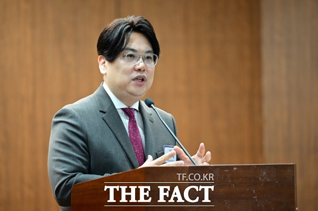 2025년 개인정보보호법학회 춘계학술대회가 디지털 대전환 시대 개인정보보호 규범의 재구성을 주제로 열린 가운데 25일 오후 서울 중구 은행회관에서 김도승 개인정보보호법학회 회장이 개회사를 하고 있다./남윤호 기자