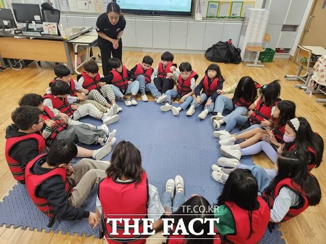 2일 충남도내 초등학교 1~2학년 학생을 대상으로 학교로 찾아가는 생존수영교육을 교실 안에서 지도하고 있다. /충남교육청