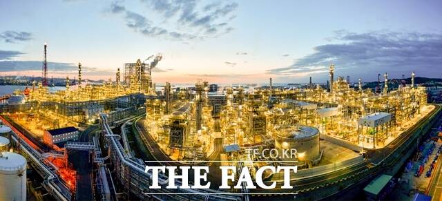 국제유가가 4년 만에 최저 수준을 기록하고 정제마진까지 하락하면서 국내 정유사들이 1분기 실적 악화에 직면했다. /에쓰오일