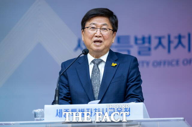 최교진 세종시교육감이 2일 청사 대강당에서 본청 및 직속기관 직원을 대상으로 5월 소통·공감의 날을 맞아 훈화하고 있다. /세종시교육청