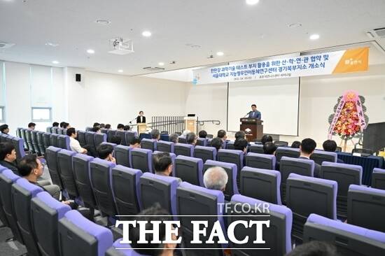 지난달 30일 열린 서울대 지능형무인이동체연구센터 경기북부지소 개소식에서 백영현 경기 포천시장이 인사말을 하고 있다./포천시