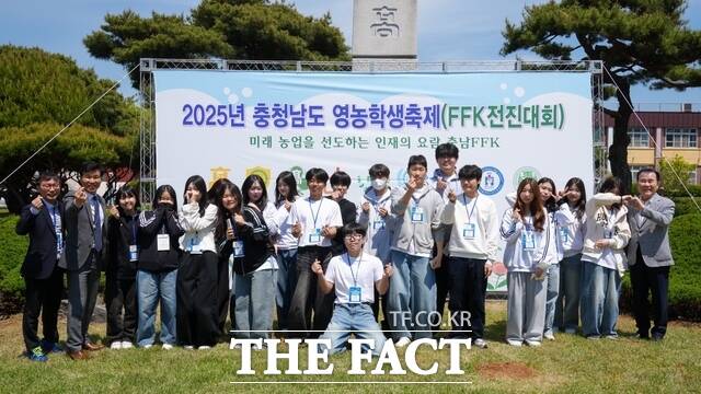 2일 서산중앙고에서 김지철 충남교육감이 FFK 전진대회에 참가한 학생들과 기념촬영을 하고 있다. /충남교육청