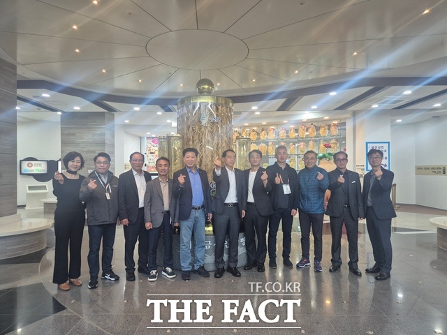 금산군 홍보와 해외진출을 돕기 위해 방문한 세계한인무역협회 월드옥타 회원들이 금산군 휴온스푸디언스 유통센터를 둘러보고 기념촬영을 하고 있다. /금산군