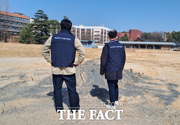 대전시 특사경 관계자들이 비산먼지 발생사업장을 대상으로 현장 조사를 실시하고 있는 모습 /대전시