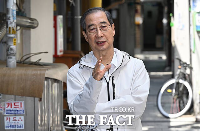 한 전 총리는 50년 가까운 공직 생활을 끝으로 정치인이 됐다. 한 전 총리는 첫 일정으로 쪽방촌과 현충원, 그리고 광주 5·18 민주묘지 등을 찾았다. /박헌우 기자