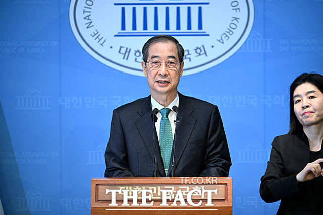 한덕수 전 국무총리가 2일 대선 출마를 공식화했다. 한 전 총리는 개헌을 통해 취임 3년 차에 총선과 대선을 실시한 뒤 직을 내려놓겠다고 밝혔다. /박헌우 기자