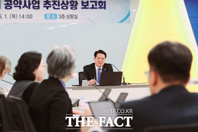 최대호 시장이 2025년 상반기 공약사업 추진상황 보고회를 주재하고 있다./안양시