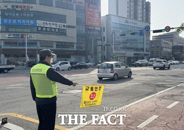 대덕구노인종합복지관은 어르신들의 사회참여를 확대하고 지역사회의 안전과 환경 개선에 기여하기 위해 노인공익활동사업 노인일자리 사업인 시니어녹색단을 운영하고 있다. /대덕구노인종합복지관