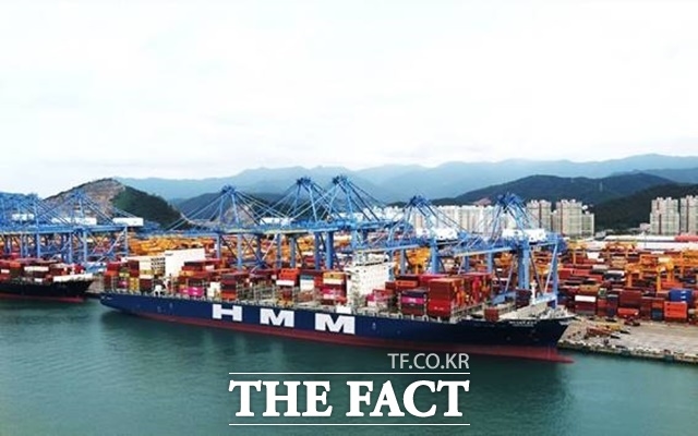 파이낸셜타임스(TF)는 지난달 28일 미국 정부가 145% 관세를 부과한 이후 중국발 미국행 컨테이너 예약 물량은 전년 동기 대비 45% 감소했다고 보도했다. /HMM